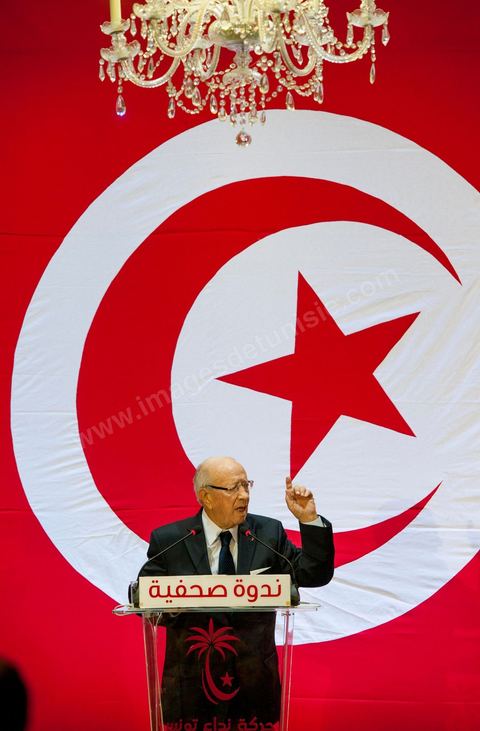 September 20, 2012: Press conference by Béji Caid Essebsi, president of Nida Tounès, amid heavy security and a large number of journalists at a hotel in Berges du Lac. BCE came across as often aggressive, at times scathing, as he spoke about the two most significant current events: the attack on the U.S. embassy and the controversy surrounding the political timeline following October 23, 2012. In his view, everything indicates that “the current government has no intention of respecting either the legal deadline of October 23 or the political and moral commitment to complete the drafting of the Constitution within one year.” Noting that the democratic transition process has come to a standstill, he drew laughter from the audience by stating, “The largest government in Tunisia’s history is, in fact, the largest in the entire world… in terms of the number of its ministers.”