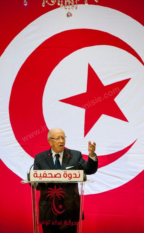September 20, 2012: Press conference by Béji Caid Essebsi, president of Nida Tounès, amid heavy security and a large number of journalists at a hotel in Berges du Lac. BCE came across as often aggressive, at times scathing, as he spoke about the two most significant current events: the attack on the U.S. embassy and the controversy surrounding the political timeline following October 23, 2012. In his view, everything indicates that “the current government has no intention of respecting either the legal deadline of October 23 or the political and moral commitment to complete the drafting of the Constitution within one year.” Noting that the democratic transition process has come to a standstill, he drew laughter from the audience by stating, “The largest government in Tunisia’s history is, in fact, the largest in the entire world… in terms of the number of its ministers.”