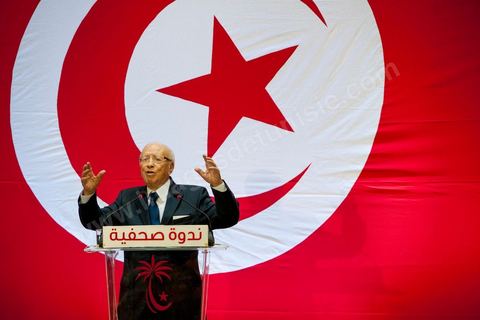September 20, 2012: Press conference by Béji Caid Essebsi, president of Nida Tounès, amid heavy security and a large number of journalists at a hotel in Berges du Lac. BCE came across as often aggressive, at times scathing, as he spoke about the two most significant current events: the attack on the U.S. embassy and the controversy surrounding the political timeline following October 23, 2012. In his view, everything indicates that “the current government has no intention of respecting either the legal deadline of October 23 or the political and moral commitment to complete the drafting of the Constitution within one year.” Noting that the democratic transition process has come to a standstill, he drew laughter from the audience by stating, “The largest government in Tunisia’s history is, in fact, the largest in the entire world… in terms of the number of its ministers.”