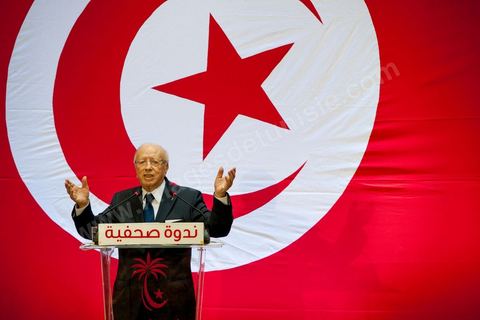 September 20, 2012: Press conference by Béji Caid Essebsi, president of Nida Tounès, amid heavy security and a large number of journalists at a hotel in Berges du Lac. BCE came across as often aggressive, at times scathing, as he spoke about the two most significant current events: the attack on the U.S. embassy and the controversy surrounding the political timeline following October 23, 2012. In his view, everything indicates that “the current government has no intention of respecting either the legal deadline of October 23 or the political and moral commitment to complete the drafting of the Constitution within one year.” Noting that the democratic transition process has come to a standstill, he drew laughter from the audience by stating, “The largest government in Tunisia’s history is, in fact, the largest in the entire world… in terms of the number of its ministers.”
