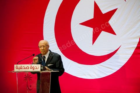 September 20, 2012: Press conference by Béji Caid Essebsi, president of Nida Tounès, amid heavy security and a large number of journalists at a hotel in Berges du Lac. BCE came across as often aggressive, at times scathing, as he spoke about the two most significant current events: the attack on the U.S. embassy and the controversy surrounding the political timeline following October 23, 2012. In his view, everything indicates that “the current government has no intention of respecting either the legal deadline of October 23 or the political and moral commitment to complete the drafting of the Constitution within one year.” Noting that the democratic transition process has come to a standstill, he drew laughter from the audience by stating, “The largest government in Tunisia’s history is, in fact, the largest in the entire world… in terms of the number of its ministers.”