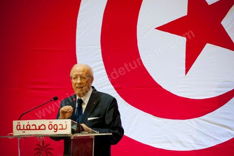 September 20, 2012: Press conference by Béji Caid Essebsi, president of Nida Tounès, amid heavy security and a large number of journalists at a hotel in Berges du Lac. BCE came across as often aggressive, at times scathing, as he spoke about the two most significant current events: the attack on the U.S. embassy and the controversy surrounding the political timeline following October 23, 2012. In his view, everything indicates that “the current government has no intention of respecting either the legal deadline of October 23 or the political and moral commitment to complete the drafting of the Constitution within one year.” Noting that the democratic transition process has come to a standstill, he drew laughter from the audience by stating, “The largest government in Tunisia’s history is, in fact, the largest in the entire world… in terms of the number of its ministers.”