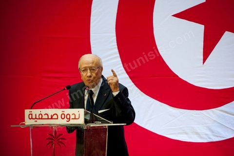 September 20, 2012: Press conference by Béji Caid Essebsi, president of Nida Tounès, amid heavy security and a large number of journalists at a hotel in Berges du Lac. BCE came across as often aggressive, at times scathing, as he spoke about the two most significant current events: the attack on the U.S. embassy and the controversy surrounding the political timeline following October 23, 2012. In his view, everything indicates that “the current government has no intention of respecting either the legal deadline of October 23 or the political and moral commitment to complete the drafting of the Constitution within one year.” Noting that the democratic transition process has come to a standstill, he drew laughter from the audience by stating, “The largest government in Tunisia’s history is, in fact, the largest in the entire world… in terms of the number of its ministers.”