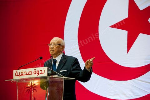 September 20, 2012: Press conference by Béji Caid Essebsi, president of Nida Tounès, amid heavy security and a large number of journalists at a hotel in Berges du Lac. BCE came across as often aggressive, at times scathing, as he spoke about the two most significant current events: the attack on the U.S. embassy and the controversy surrounding the political timeline following October 23, 2012. In his view, everything indicates that “the current government has no intention of respecting either the legal deadline of October 23 or the political and moral commitment to complete the drafting of the Constitution within one year.” Noting that the democratic transition process has come to a standstill, he drew laughter from the audience by stating, “The largest government in Tunisia’s history is, in fact, the largest in the entire world… in terms of the number of its ministers.”