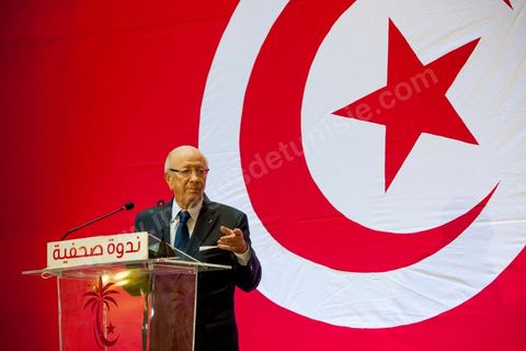September 20, 2012: Press conference by Béji Caid Essebsi, president of Nida Tounès, amid heavy security and a large number of journalists at a hotel in Berges du Lac. BCE came across as often aggressive, at times scathing, as he spoke about the two most significant current events: the attack on the U.S. embassy and the controversy surrounding the political timeline following October 23, 2012. In his view, everything indicates that “the current government has no intention of respecting either the legal deadline of October 23 or the political and moral commitment to complete the drafting of the Constitution within one year.” Noting that the democratic transition process has come to a standstill, he drew laughter from the audience by stating, “The largest government in Tunisia’s history is, in fact, the largest in the entire world… in terms of the number of its ministers.”
