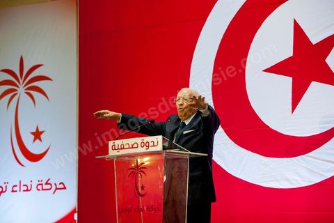 September 20, 2012: Press conference by Béji Caid Essebsi, president of Nida Tounès, amid heavy security and a large number of journalists at a hotel in Berges du Lac. BCE came across as often aggressive, at times scathing, as he spoke about the two most significant current events: the attack on the U.S. embassy and the controversy surrounding the political timeline following October 23, 2012. In his view, everything indicates that “the current government has no intention of respecting either the legal deadline of October 23 or the political and moral commitment to complete the drafting of the Constitution within one year.” Noting that the democratic transition process has come to a standstill, he drew laughter from the audience by stating, “The largest government in Tunisia’s history is, in fact, the largest in the entire world… in terms of the number of its ministers.”