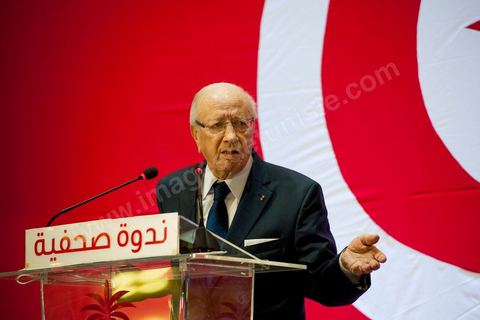 September 20, 2012: Press conference by Béji Caid Essebsi, president of Nida Tounès, amid heavy security and a large number of journalists at a hotel in Berges du Lac. BCE came across as often aggressive, at times scathing, as he spoke about the two most significant current events: the attack on the U.S. embassy and the controversy surrounding the political timeline following October 23, 2012. In his view, everything indicates that “the current government has no intention of respecting either the legal deadline of October 23 or the political and moral commitment to complete the drafting of the Constitution within one year.” Noting that the democratic transition process has come to a standstill, he drew laughter from the audience by stating, “The largest government in Tunisia’s history is, in fact, the largest in the entire world… in terms of the number of its ministers.”