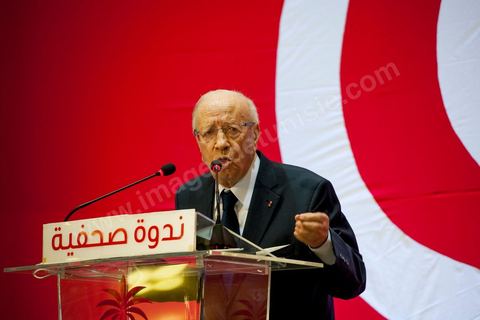 September 20, 2012: Press conference by Béji Caid Essebsi, president of Nida Tounès, amid heavy security and a large number of journalists at a hotel in Berges du Lac. BCE came across as often aggressive, at times scathing, as he spoke about the two most significant current events: the attack on the U.S. embassy and the controversy surrounding the political timeline following October 23, 2012. In his view, everything indicates that “the current government has no intention of respecting either the legal deadline of October 23 or the political and moral commitment to complete the drafting of the Constitution within one year.” Noting that the democratic transition process has come to a standstill, he drew laughter from the audience by stating, “The largest government in Tunisia’s history is, in fact, the largest in the entire world… in terms of the number of its ministers.”