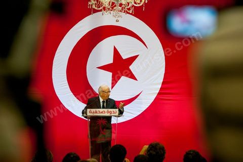 September 20, 2012: Press conference by Béji Caid Essebsi, president of Nida Tounès, amid heavy security and a large number of journalists at a hotel in Berges du Lac. BCE came across as often aggressive, at times scathing, as he spoke about the two most significant current events: the attack on the U.S. embassy and the controversy surrounding the political timeline following October 23, 2012. In his view, everything indicates that “the current government has no intention of respecting either the legal deadline of October 23 or the political and moral commitment to complete the drafting of the Constitution within one year.” Noting that the democratic transition process has come to a standstill, he drew laughter from the audience by stating, “The largest government in Tunisia’s history is, in fact, the largest in the entire world… in terms of the number of its ministers.”