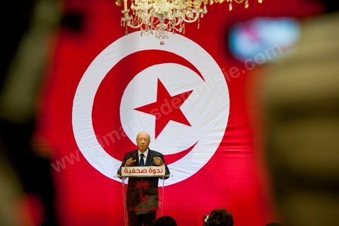 September 20, 2012: Press conference by Béji Caid Essebsi, president of Nida Tounès, amid heavy security and a large number of journalists at a hotel in Berges du Lac. BCE came across as often aggressive, at times scathing, as he spoke about the two most significant current events: the attack on the U.S. embassy and the controversy surrounding the political timeline following October 23, 2012. In his view, everything indicates that “the current government has no intention of respecting either the legal deadline of October 23 or the political and moral commitment to complete the drafting of the Constitution within one year.” Noting that the democratic transition process has come to a standstill, he drew laughter from the audience by stating, “The largest government in Tunisia’s history is, in fact, the largest in the entire world… in terms of the number of its ministers.”