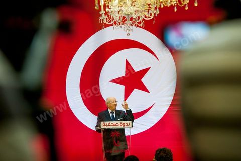 September 20, 2012: Press conference by Béji Caid Essebsi, president of Nida Tounès, amid heavy security and a large number of journalists at a hotel in Berges du Lac. BCE came across as often aggressive, at times scathing, as he spoke about the two most significant current events: the attack on the U.S. embassy and the controversy surrounding the political timeline following October 23, 2012. In his view, everything indicates that “the current government has no intention of respecting either the legal deadline of October 23 or the political and moral commitment to complete the drafting of the Constitution within one year.” Noting that the democratic transition process has come to a standstill, he drew laughter from the audience by stating, “The largest government in Tunisia’s history is, in fact, the largest in the entire world… in terms of the number of its ministers.”