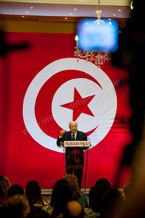 September 20, 2012: Press conference by Béji Caid Essebsi, president of Nida Tounès, amid heavy security and a large number of journalists at a hotel in Berges du Lac. BCE came across as often aggressive, at times scathing, as he spoke about the two most significant current events: the attack on the U.S. embassy and the controversy surrounding the political timeline following October 23, 2012. In his view, everything indicates that “the current government has no intention of respecting either the legal deadline of October 23 or the political and moral commitment to complete the drafting of the Constitution within one year.” Noting that the democratic transition process has come to a standstill, he drew laughter from the audience by stating, “The largest government in Tunisia’s history is, in fact, the largest in the entire world… in terms of the number of its ministers.”