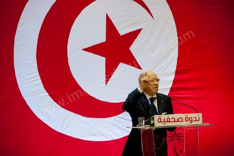 September 20, 2012: Press conference by Béji Caid Essebsi, president of Nida Tounès, amid heavy security and a large number of journalists at a hotel in Berges du Lac. BCE came across as often aggressive, at times scathing, as he spoke about the two most significant current events: the attack on the U.S. embassy and the controversy surrounding the political timeline following October 23, 2012. In his view, everything indicates that “the current government has no intention of respecting either the legal deadline of October 23 or the political and moral commitment to complete the drafting of the Constitution within one year.” Noting that the democratic transition process has come to a standstill, he drew laughter from the audience by stating, “The largest government in Tunisia’s history is, in fact, the largest in the entire world… in terms of the number of its ministers.”