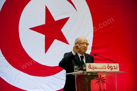 September 20, 2012: Press conference by Béji Caid Essebsi, president of Nida Tounès, amid heavy security and a large number of journalists at a hotel in Berges du Lac. BCE came across as often aggressive, at times scathing, as he spoke about the two most significant current events: the attack on the U.S. embassy and the controversy surrounding the political timeline following October 23, 2012. In his view, everything indicates that “the current government has no intention of respecting either the legal deadline of October 23 or the political and moral commitment to complete the drafting of the Constitution within one year.” Noting that the democratic transition process has come to a standstill, he drew laughter from the audience by stating, “The largest government in Tunisia’s history is, in fact, the largest in the entire world… in terms of the number of its ministers.”