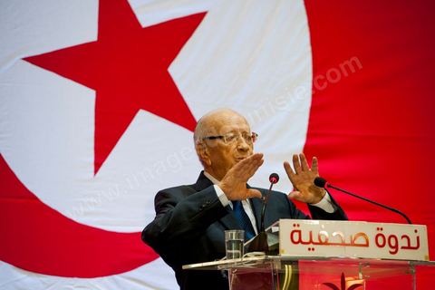 September 20, 2012: Press conference by Béji Caid Essebsi, president of Nida Tounès, amid heavy security and a large number of journalists at a hotel in Berges du Lac. BCE came across as often aggressive, at times scathing, as he spoke about the two most significant current events: the attack on the U.S. embassy and the controversy surrounding the political timeline following October 23, 2012. In his view, everything indicates that “the current government has no intention of respecting either the legal deadline of October 23 or the political and moral commitment to complete the drafting of the Constitution within one year.” Noting that the democratic transition process has come to a standstill, he drew laughter from the audience by stating, “The largest government in Tunisia’s history is, in fact, the largest in the entire world… in terms of the number of its ministers.”