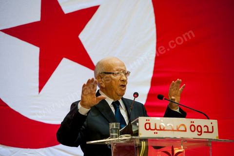 September 20, 2012: Press conference by Béji Caid Essebsi, president of Nida Tounès, amid heavy security and a large number of journalists at a hotel in Berges du Lac. BCE came across as often aggressive, at times scathing, as he spoke about the two most significant current events: the attack on the U.S. embassy and the controversy surrounding the political timeline following October 23, 2012. In his view, everything indicates that “the current government has no intention of respecting either the legal deadline of October 23 or the political and moral commitment to complete the drafting of the Constitution within one year.” Noting that the democratic transition process has come to a standstill, he drew laughter from the audience by stating, “The largest government in Tunisia’s history is, in fact, the largest in the entire world… in terms of the number of its ministers.”