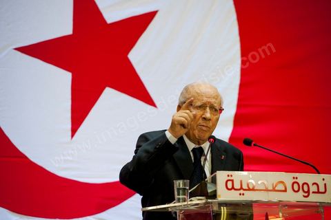 September 20, 2012: Press conference by Béji Caid Essebsi, president of Nida Tounès, amid heavy security and a large number of journalists at a hotel in Berges du Lac. BCE came across as often aggressive, at times scathing, as he spoke about the two most significant current events: the attack on the U.S. embassy and the controversy surrounding the political timeline following October 23, 2012. In his view, everything indicates that “the current government has no intention of respecting either the legal deadline of October 23 or the political and moral commitment to complete the drafting of the Constitution within one year.” Noting that the democratic transition process has come to a standstill, he drew laughter from the audience by stating, “The largest government in Tunisia’s history is, in fact, the largest in the entire world… in terms of the number of its ministers.”