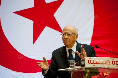 September 20, 2012: Press conference by Béji Caid Essebsi, president of Nida Tounès, amid heavy security and a large number of journalists at a hotel in Berges du Lac. BCE came across as often aggressive, at times scathing, as he spoke about the two most significant current events: the attack on the U.S. embassy and the controversy surrounding the political timeline following October 23, 2012. In his view, everything indicates that “the current government has no intention of respecting either the legal deadline of October 23 or the political and moral commitment to complete the drafting of the Constitution within one year.” Noting that the democratic transition process has come to a standstill, he drew laughter from the audience by stating, “The largest government in Tunisia’s history is, in fact, the largest in the entire world… in terms of the number of its ministers.”