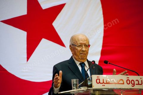 September 20, 2012: Press conference by Béji Caid Essebsi, president of Nida Tounès, amid heavy security and a large number of journalists at a hotel in Berges du Lac. BCE came across as often aggressive, at times scathing, as he spoke about the two most significant current events: the attack on the U.S. embassy and the controversy surrounding the political timeline following October 23, 2012. In his view, everything indicates that “the current government has no intention of respecting either the legal deadline of October 23 or the political and moral commitment to complete the drafting of the Constitution within one year.” Noting that the democratic transition process has come to a standstill, he drew laughter from the audience by stating, “The largest government in Tunisia’s history is, in fact, the largest in the entire world… in terms of the number of its ministers.”