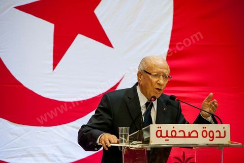September 20, 2012: Press conference by Béji Caid Essebsi, president of Nida Tounès, amid heavy security and a large number of journalists at a hotel in Berges du Lac. BCE came across as often aggressive, at times scathing, as he spoke about the two most significant current events: the attack on the U.S. embassy and the controversy surrounding the political timeline following October 23, 2012. In his view, everything indicates that “the current government has no intention of respecting either the legal deadline of October 23 or the political and moral commitment to complete the drafting of the Constitution within one year.” Noting that the democratic transition process has come to a standstill, he drew laughter from the audience by stating, “The largest government in Tunisia’s history is, in fact, the largest in the entire world… in terms of the number of its ministers.”