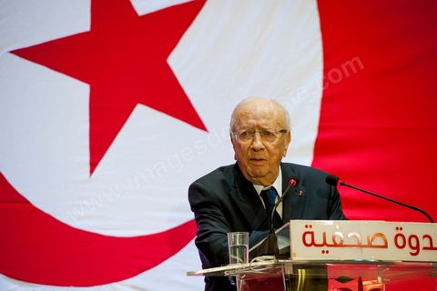 September 20, 2012: Press conference by Béji Caid Essebsi, president of Nida Tounès, amid heavy security and a large number of journalists at a hotel in Berges du Lac. BCE came across as often aggressive, at times scathing, as he spoke about the two most significant current events: the attack on the U.S. embassy and the controversy surrounding the political timeline following October 23, 2012. In his view, everything indicates that “the current government has no intention of respecting either the legal deadline of October 23 or the political and moral commitment to complete the drafting of the Constitution within one year.” Noting that the democratic transition process has come to a standstill, he drew laughter from the audience by stating, “The largest government in Tunisia’s history is, in fact, the largest in the entire world… in terms of the number of its ministers.”