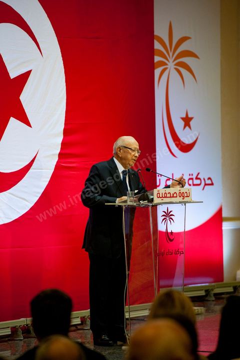 September 20, 2012: Press conference by Béji Caid Essebsi, president of Nida Tounès, amid heavy security and a large number of journalists at a hotel in Berges du Lac. BCE came across as often aggressive, at times scathing, as he spoke about the two most significant current events: the attack on the U.S. embassy and the controversy surrounding the political timeline following October 23, 2012. In his view, everything indicates that “the current government has no intention of respecting either the legal deadline of October 23 or the political and moral commitment to complete the drafting of the Constitution within one year.” Noting that the democratic transition process has come to a standstill, he drew laughter from the audience by stating, “The largest government in Tunisia’s history is, in fact, the largest in the entire world… in terms of the number of its ministers.”