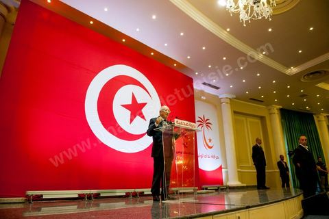 September 20, 2012: Press conference by Béji Caid Essebsi, president of Nida Tounès, amid heavy security and a large number of journalists at a hotel in Berges du Lac. BCE came across as often aggressive, at times scathing, as he spoke about the two most significant current events: the attack on the U.S. embassy and the controversy surrounding the political timeline following October 23, 2012. In his view, everything indicates that “the current government has no intention of respecting either the legal deadline of October 23 or the political and moral commitment to complete the drafting of the Constitution within one year.” Noting that the democratic transition process has come to a standstill, he drew laughter from the audience by stating, “The largest government in Tunisia’s history is, in fact, the largest in the entire world… in terms of the number of its ministers.”