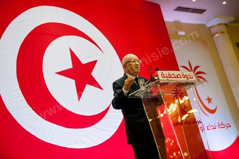 September 20, 2012: Press conference by Béji Caid Essebsi, president of Nida Tounès, amid heavy security and a large number of journalists at a hotel in Berges du Lac. BCE came across as often aggressive, at times scathing, as he spoke about the two most significant current events: the attack on the U.S. embassy and the controversy surrounding the political timeline following October 23, 2012. In his view, everything indicates that “the current government has no intention of respecting either the legal deadline of October 23 or the political and moral commitment to complete the drafting of the Constitution within one year.” Noting that the democratic transition process has come to a standstill, he drew laughter from the audience by stating, “The largest government in Tunisia’s history is, in fact, the largest in the entire world… in terms of the number of its ministers.”