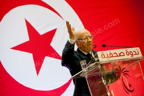 September 20, 2012: Press conference by Béji Caid Essebsi, president of Nida Tounès, amid heavy security and a large number of journalists at a hotel in Berges du Lac. BCE came across as often aggressive, at times scathing, as he spoke about the two most significant current events: the attack on the U.S. embassy and the controversy surrounding the political timeline following October 23, 2012. In his view, everything indicates that “the current government has no intention of respecting either the legal deadline of October 23 or the political and moral commitment to complete the drafting of the Constitution within one year.” Noting that the democratic transition process has come to a standstill, he drew laughter from the audience by stating, “The largest government in Tunisia’s history is, in fact, the largest in the entire world… in terms of the number of its ministers.”