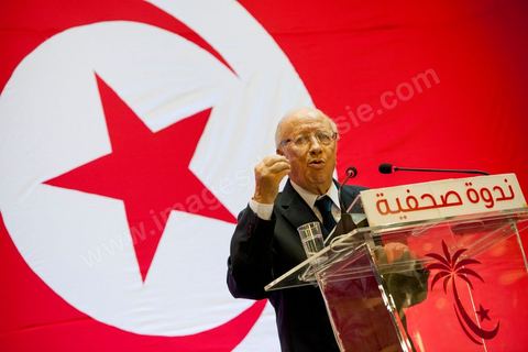 September 20, 2012: Press conference by Béji Caid Essebsi, president of Nida Tounès, amid heavy security and a large number of journalists at a hotel in Berges du Lac. BCE came across as often aggressive, at times scathing, as he spoke about the two most significant current events: the attack on the U.S. embassy and the controversy surrounding the political timeline following October 23, 2012. In his view, everything indicates that “the current government has no intention of respecting either the legal deadline of October 23 or the political and moral commitment to complete the drafting of the Constitution within one year.” Noting that the democratic transition process has come to a standstill, he drew laughter from the audience by stating, “The largest government in Tunisia’s history is, in fact, the largest in the entire world… in terms of the number of its ministers.”