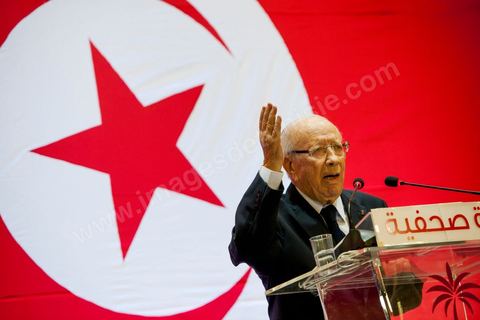 September 20, 2012: Press conference by Béji Caid Essebsi, president of Nida Tounès, amid heavy security and a large number of journalists at a hotel in Berges du Lac. BCE came across as often aggressive, at times scathing, as he spoke about the two most significant current events: the attack on the U.S. embassy and the controversy surrounding the political timeline following October 23, 2012. In his view, everything indicates that “the current government has no intention of respecting either the legal deadline of October 23 or the political and moral commitment to complete the drafting of the Constitution within one year.” Noting that the democratic transition process has come to a standstill, he drew laughter from the audience by stating, “The largest government in Tunisia’s history is, in fact, the largest in the entire world… in terms of the number of its ministers.”