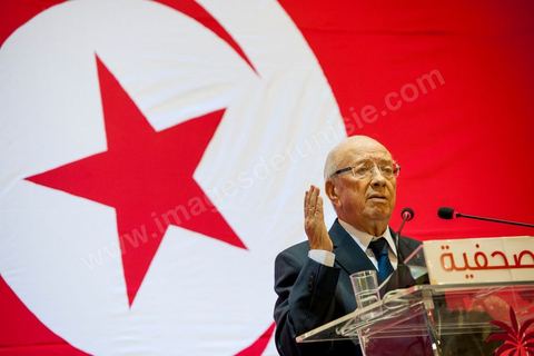 September 20, 2012: Press conference by Béji Caid Essebsi, president of Nida Tounès, amid heavy security and a large number of journalists at a hotel in Berges du Lac. BCE came across as often aggressive, at times scathing, as he spoke about the two most significant current events: the attack on the U.S. embassy and the controversy surrounding the political timeline following October 23, 2012. In his view, everything indicates that “the current government has no intention of respecting either the legal deadline of October 23 or the political and moral commitment to complete the drafting of the Constitution within one year.” Noting that the democratic transition process has come to a standstill, he drew laughter from the audience by stating, “The largest government in Tunisia’s history is, in fact, the largest in the entire world… in terms of the number of its ministers.”