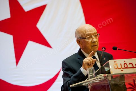 September 20, 2012: Press conference by Béji Caid Essebsi, president of Nida Tounès, amid heavy security and a large number of journalists at a hotel in Berges du Lac. BCE came across as often aggressive, at times scathing, as he spoke about the two most significant current events: the attack on the U.S. embassy and the controversy surrounding the political timeline following October 23, 2012. In his view, everything indicates that “the current government has no intention of respecting either the legal deadline of October 23 or the political and moral commitment to complete the drafting of the Constitution within one year.” Noting that the democratic transition process has come to a standstill, he drew laughter from the audience by stating, “The largest government in Tunisia’s history is, in fact, the largest in the entire world… in terms of the number of its ministers.”