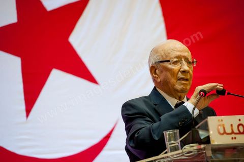 September 20, 2012: Press conference by Béji Caid Essebsi, president of Nida Tounès, amid heavy security and a large number of journalists at a hotel in Berges du Lac. BCE came across as often aggressive, at times scathing, as he spoke about the two most significant current events: the attack on the U.S. embassy and the controversy surrounding the political timeline following October 23, 2012. In his view, everything indicates that “the current government has no intention of respecting either the legal deadline of October 23 or the political and moral commitment to complete the drafting of the Constitution within one year.” Noting that the democratic transition process has come to a standstill, he drew laughter from the audience by stating, “The largest government in Tunisia’s history is, in fact, the largest in the entire world… in terms of the number of its ministers.”