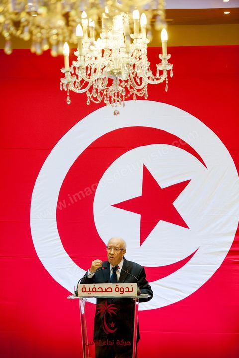 September 20, 2012: Press conference by Béji Caid Essebsi, president of Nida Tounès, amid heavy security and a large number of journalists at a hotel in Berges du Lac. BCE came across as often aggressive, at times scathing, as he spoke about the two most significant current events: the attack on the U.S. embassy and the controversy surrounding the political timeline following October 23, 2012. In his view, everything indicates that “the current government has no intention of respecting either the legal deadline of October 23 or the political and moral commitment to complete the drafting of the Constitution within one year.” Noting that the democratic transition process has come to a standstill, he drew laughter from the audience by stating, “The largest government in Tunisia’s history is, in fact, the largest in the entire world… in terms of the number of its ministers.”