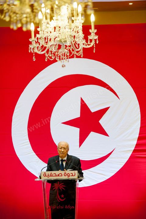 September 20, 2012: Press conference by Béji Caid Essebsi, president of Nida Tounès, amid heavy security and a large number of journalists at a hotel in Berges du Lac. BCE came across as often aggressive, at times scathing, as he spoke about the two most significant current events: the attack on the U.S. embassy and the controversy surrounding the political timeline following October 23, 2012. In his view, everything indicates that “the current government has no intention of respecting either the legal deadline of October 23 or the political and moral commitment to complete the drafting of the Constitution within one year.” Noting that the democratic transition process has come to a standstill, he drew laughter from the audience by stating, “The largest government in Tunisia’s history is, in fact, the largest in the entire world… in terms of the number of its ministers.”