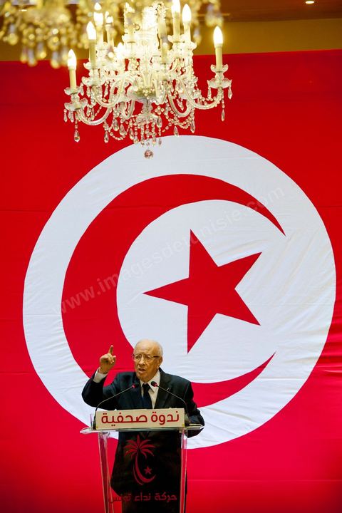September 20, 2012: Press conference by Béji Caid Essebsi, president of Nida Tounès, amid heavy security and a large number of journalists at a hotel in Berges du Lac. BCE came across as often aggressive, at times scathing, as he spoke about the two most significant current events: the attack on the U.S. embassy and the controversy surrounding the political timeline following October 23, 2012. In his view, everything indicates that “the current government has no intention of respecting either the legal deadline of October 23 or the political and moral commitment to complete the drafting of the Constitution within one year.” Noting that the democratic transition process has come to a standstill, he drew laughter from the audience by stating, “The largest government in Tunisia’s history is, in fact, the largest in the entire world… in terms of the number of its ministers.”