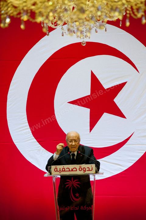 September 20, 2012: Press conference by Béji Caid Essebsi, president of Nida Tounès, amid heavy security and a large number of journalists at a hotel in Berges du Lac. BCE came across as often aggressive, at times scathing, as he spoke about the two most significant current events: the attack on the U.S. embassy and the controversy surrounding the political timeline following October 23, 2012. In his view, everything indicates that “the current government has no intention of respecting either the legal deadline of October 23 or the political and moral commitment to complete the drafting of the Constitution within one year.” Noting that the democratic transition process has come to a standstill, he drew laughter from the audience by stating, “The largest government in Tunisia’s history is, in fact, the largest in the entire world… in terms of the number of its ministers.”