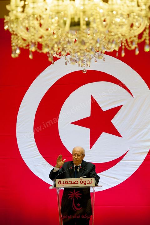 September 20, 2012: Press conference by Béji Caid Essebsi, president of Nida Tounès, amid heavy security and a large number of journalists at a hotel in Berges du Lac. BCE came across as often aggressive, at times scathing, as he spoke about the two most significant current events: the attack on the U.S. embassy and the controversy surrounding the political timeline following October 23, 2012. In his view, everything indicates that “the current government has no intention of respecting either the legal deadline of October 23 or the political and moral commitment to complete the drafting of the Constitution within one year.” Noting that the democratic transition process has come to a standstill, he drew laughter from the audience by stating, “The largest government in Tunisia’s history is, in fact, the largest in the entire world… in terms of the number of its ministers.”