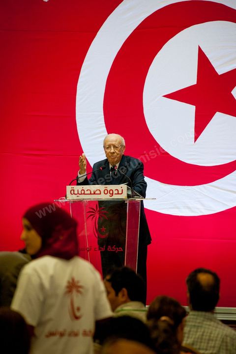 September 20, 2012: Press conference by Béji Caid Essebsi, president of Nida Tounès, amid heavy security and a large number of journalists at a hotel in Berges du Lac. BCE came across as often aggressive, at times scathing, as he spoke about the two most significant current events: the attack on the U.S. embassy and the controversy surrounding the political timeline following October 23, 2012. In his view, everything indicates that “the current government has no intention of respecting either the legal deadline of October 23 or the political and moral commitment to complete the drafting of the Constitution within one year.” Noting that the democratic transition process has come to a standstill, he drew laughter from the audience by stating, “The largest government in Tunisia’s history is, in fact, the largest in the entire world… in terms of the number of its ministers.”