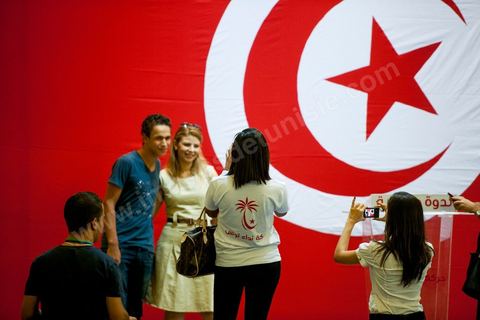 September 20, 2012: Press conference by Béji Caid Essebsi, president of Nida Tounès, amid heavy security and a large number of journalists at a hotel in Berges du Lac. BCE came across as often aggressive, at times scathing, as he spoke about the two most significant current events: the attack on the U.S. embassy and the controversy surrounding the political timeline following October 23, 2012. In his view, everything indicates that “the current government has no intention of respecting either the legal deadline of October 23 or the political and moral commitment to complete the drafting of the Constitution within one year.” Noting that the democratic transition process has come to a standstill, he drew laughter from the audience by stating, “The largest government in Tunisia’s history is, in fact, the largest in the entire world… in terms of the number of its ministers.”