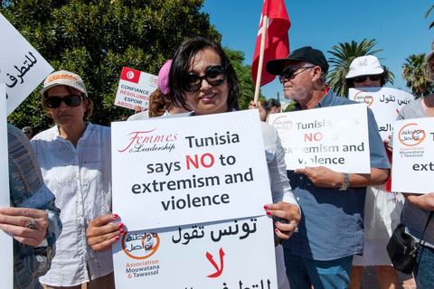 20 septembre 2012 : associations et composantes de la société civile ont manifesté contre les récentes violences ochestrées en Tunisie. En réaction aux attaques de l'Ambassade et l'école américaine la semaine précédente. 