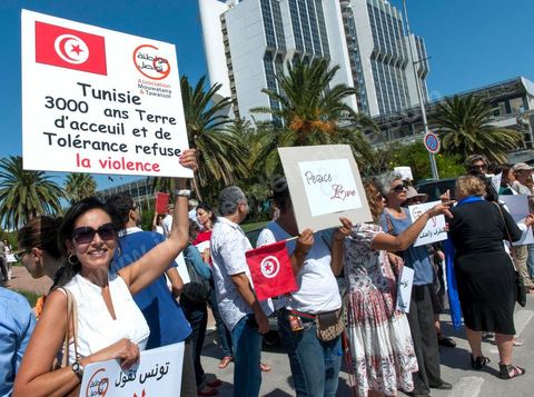20 septembre 2012 : associations et composantes de la société civile ont manifesté contre les récentes violences ochestrées en Tunisie. En réaction aux attaques de l'Ambassade et l'école américaine la semaine précédente. 