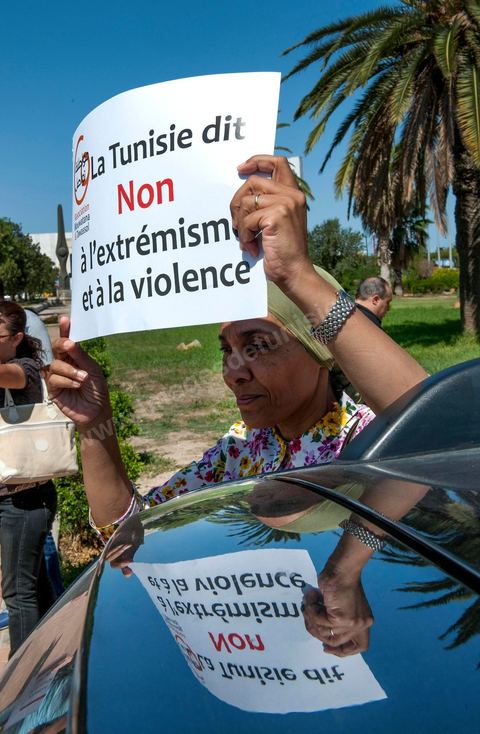 20 septembre 2012 : associations et composantes de la société civile ont manifesté contre les récentes violences ochestrées en Tunisie. En réaction aux attaques de l'Ambassade et l'école américaine la semaine précédente. 