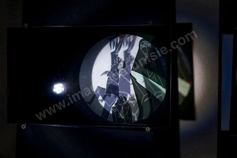26 septembre 2012 : à la lampe de poche, visite de l'exposition "lanterne magique" de Meriem Bouderbala. Karakuz revient, goguenard et hilare, dans des saynètes photographiques pour réinvestir les coins d'ombres et en révéler les secrets rémanents dans le cadre de Dream City 2012, "l'artiste face aux libertés" dans la médina de Tunis du 26 au 30 septembre. Au delà de la simple organisation d'une manifestation en espace public, chaque édition de Dream City est le fruit d'une recherche collective menée entre artistes sélectionnées et spécialistes de l'art, de la ville et des sciences humaines.