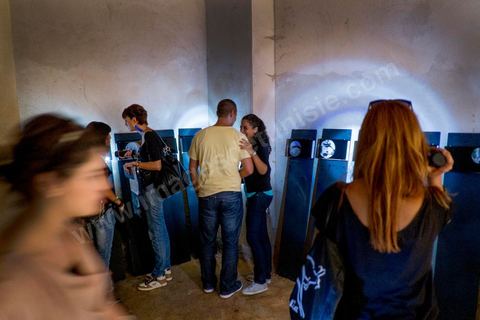 26 septembre 2012 : à la lampe de poche, visite de l'exposition "lanterne magique" de Meriem Bouderbala. Karakuz revient, goguenard et hilare, dans des saynètes photographiques pour réinvestir les coins d'ombres et en révéler les secrets rémanents dans le cadre de Dream City 2012, "l'artiste face aux libertés" dans la médina de Tunis du 26 au 30 septembre. Au delà de la simple organisation d'une manifestation en espace public, chaque édition de Dream City est le fruit d'une recherche collective menée entre artistes sélectionnées et spécialistes de l'art, de la ville et des sciences humaines.