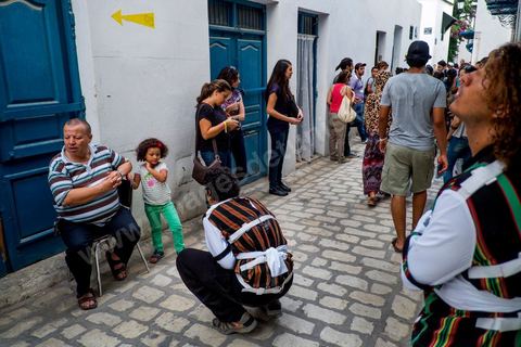 26 septembre 2012 : performances artistiques de jeunes sous la direction de Tobi Ayebadjou (Bénin) aux hasards des rues de la medina dans le cadre de Dream City 2012, "l'artiste face aux libertés" dans la médina de Tunis du 26 au 30 septembre. Au delà de la simple organisation d'une manifestation en espace public, chaque édition de Dream City est le fruit d'une recherche collective menée entre artistes sélectionnées et spécialistes de l'art, de la ville et des sciences humaines.