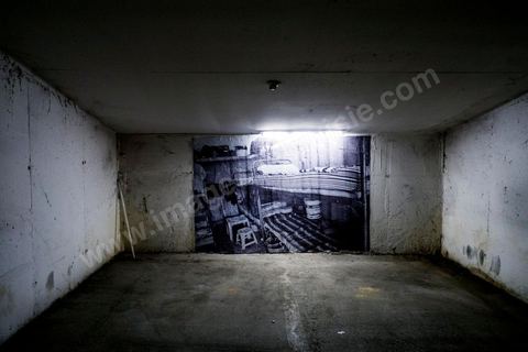 26 septembre 2012 : dans les sous sols du parking d ela Kasbah exposition "Counfa" de Hela Ammar, une réinterprétation de photos faites au coeur des prisons de Tunisie dans le cadre de Dream City 2012, "l'artiste face aux libertés" dans la médina de Tunis du 26 au 30 septembre. Au delà de la simple organisation d'une manifestation en espace public, chaque édition de Dream City est le fruit d'une recherche collective menée entre artistes sélectionnées et spécialistes de l'art, de la ville et des sciences humaines.