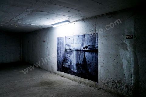 26 septembre 2012 : dans les sous sols du parking d ela Kasbah exposition "Counfa" de Hela Ammar, une réinterprétation de photos faites au coeur des prisons de Tunisie dans le cadre de Dream City 2012, "l'artiste face aux libertés" dans la médina de Tunis du 26 au 30 septembre. Au delà de la simple organisation d'une manifestation en espace public, chaque édition de Dream City est le fruit d'une recherche collective menée entre artistes sélectionnées et spécialistes de l'art, de la ville et des sciences humaines.