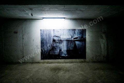26 septembre 2012 : dans les sous sols du parking d ela Kasbah exposition "Counfa" de Hela Ammar, une réinterprétation de photos faites au coeur des prisons de Tunisie dans le cadre de Dream City 2012, "l'artiste face aux libertés" dans la médina de Tunis du 26 au 30 septembre. Au delà de la simple organisation d'une manifestation en espace public, chaque édition de Dream City est le fruit d'une recherche collective menée entre artistes sélectionnées et spécialistes de l'art, de la ville et des sciences humaines.